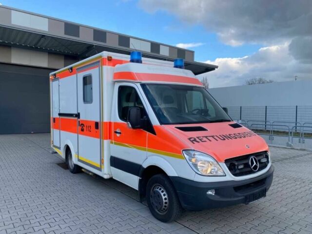 Белый Мерседес Sprinter, объемом двигателя 2.2 л и пробегом 332 тыс. км за 28358 $, фото 2 на Automoto.ua