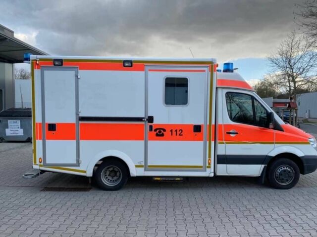 Белый Мерседес Sprinter, объемом двигателя 2.2 л и пробегом 332 тыс. км за 28358 $, фото 3 на Automoto.ua