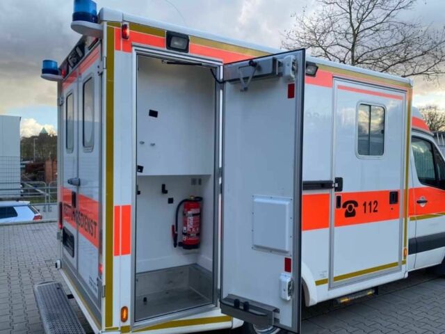 Белый Мерседес Sprinter, объемом двигателя 2.2 л и пробегом 332 тыс. км за 28358 $, фото 19 на Automoto.ua