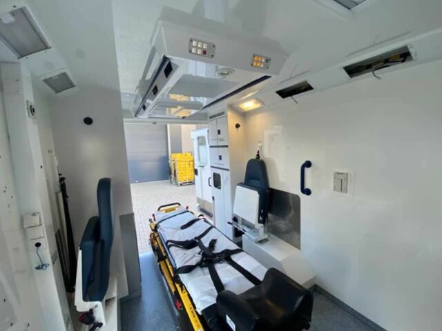 Белый Мерседес Sprinter, объемом двигателя 2.2 л и пробегом 332 тыс. км за 28358 $, фото 13 на Automoto.ua