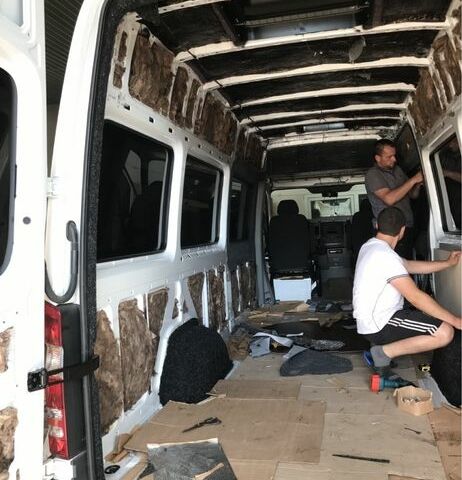 Белый Мерседес Sprinter, объемом двигателя 2.1 л и пробегом 98 тыс. км за 33000 $, фото 2 на Automoto.ua