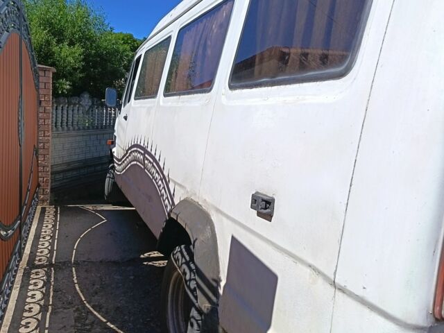 Белый Мерседес Sprinter, объемом двигателя 2.9 л и пробегом 300 тыс. км за 2200 $, фото 2 на Automoto.ua