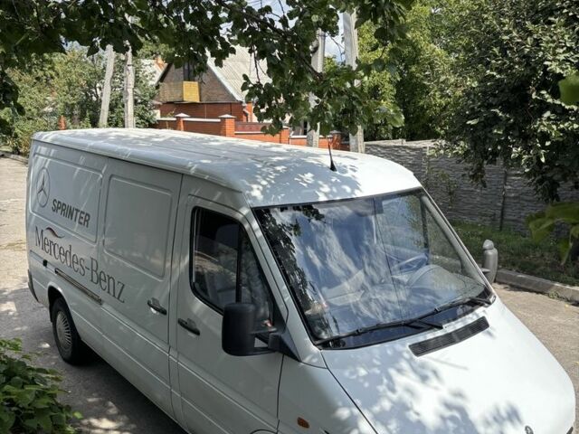 Белый Мерседес Sprinter, объемом двигателя 2.2 л и пробегом 231 тыс. км за 8000 $, фото 3 на Automoto.ua