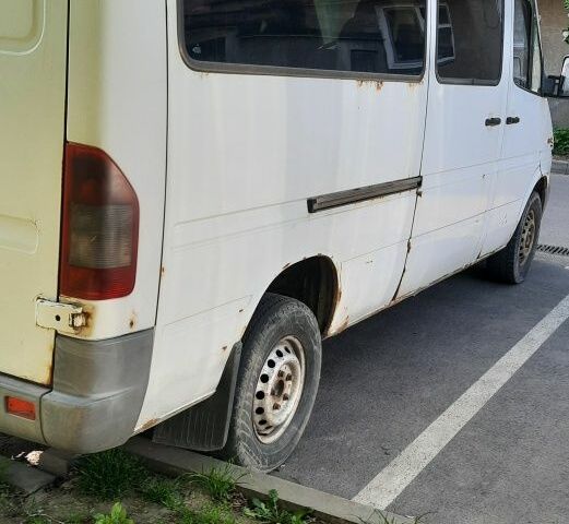 Белый Мерседес Sprinter, объемом двигателя 2.1 л и пробегом 500 тыс. км за 4300 $, фото 5 на Automoto.ua