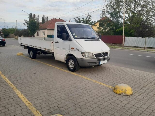 Белый Мерседес Sprinter, объемом двигателя 2.2 л и пробегом 557 тыс. км за 12000 $, фото 2 на Automoto.ua