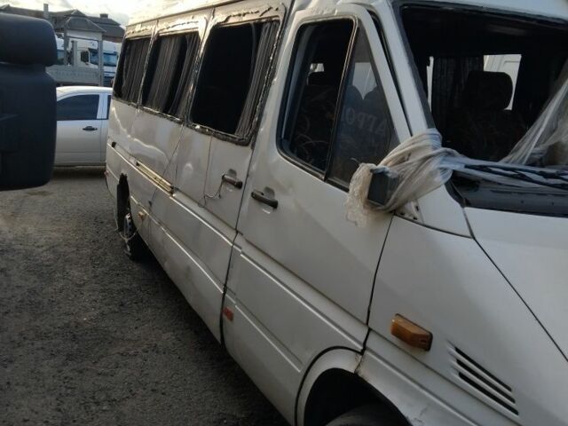 Белый Мерседес Sprinter, объемом двигателя 2.7 л и пробегом 600 тыс. км за 3500 $, фото 1 на Automoto.ua