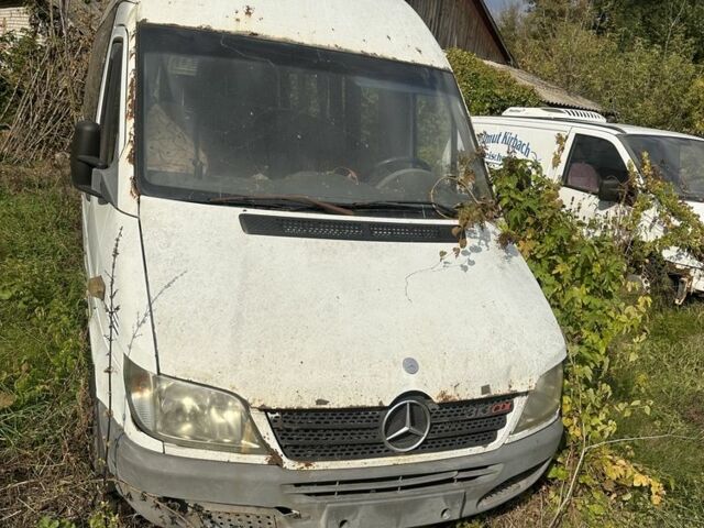 Белый Мерседес Sprinter, объемом двигателя 2.2 л и пробегом 320 тыс. км за 3500 $, фото 1 на Automoto.ua