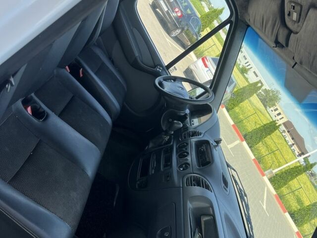 Белый Мерседес Sprinter, объемом двигателя 2.7 л и пробегом 433 тыс. км за 13000 $, фото 6 на Automoto.ua