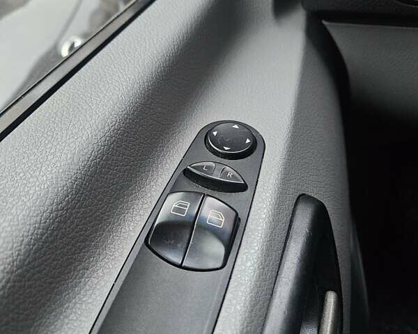 Белый Мерседес Sprinter, объемом двигателя 2.15 л и пробегом 238 тыс. км за 18000 $, фото 23 на Automoto.ua