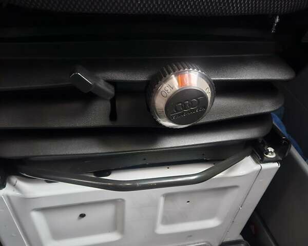 Белый Мерседес Sprinter, объемом двигателя 2.15 л и пробегом 238 тыс. км за 18000 $, фото 21 на Automoto.ua