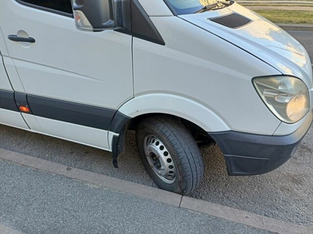 Белый Мерседес Sprinter, объемом двигателя 3 л и пробегом 447 тыс. км за 19500 $, фото 4 на Automoto.ua