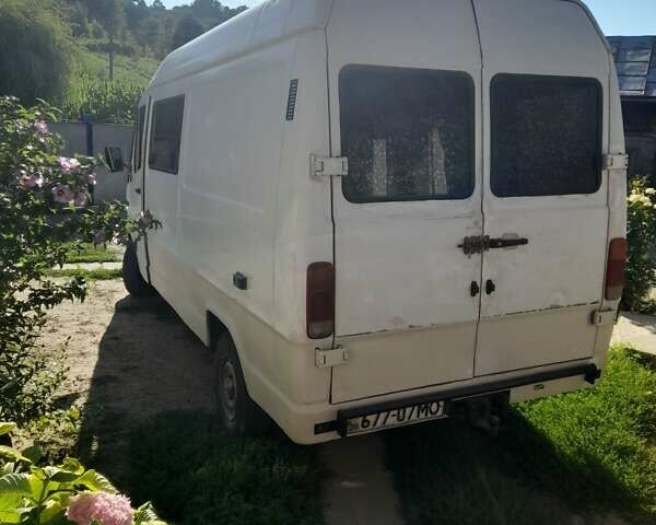 Белый Мерседес Sprinter, объемом двигателя 0 л и пробегом 360 тыс. км за 3300 $, фото 3 на Automoto.ua