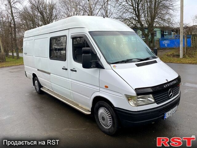 Белый Мерседес Sprinter, объемом двигателя 2.9 л и пробегом 425 тыс. км за 7000 $, фото 3 на Automoto.ua