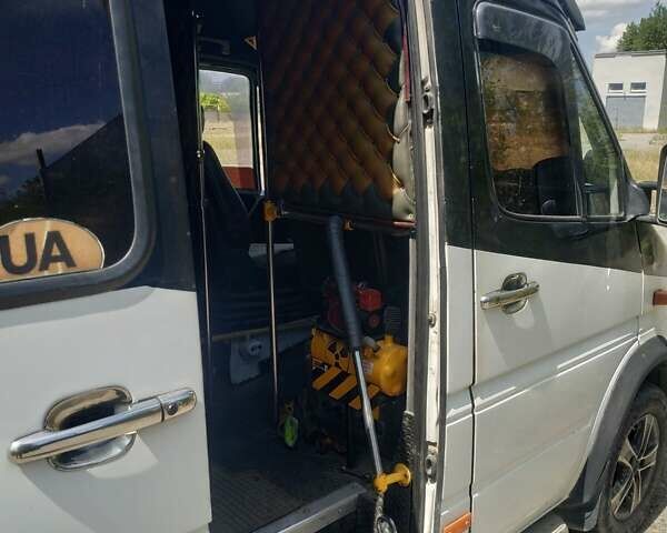 Белый Мерседес Sprinter, объемом двигателя 2.9 л и пробегом 350 тыс. км за 6000 $, фото 3 на Automoto.ua