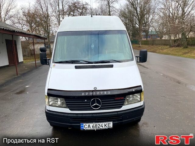 Белый Мерседес Sprinter, объемом двигателя 2.9 л и пробегом 425 тыс. км за 7000 $, фото 2 на Automoto.ua