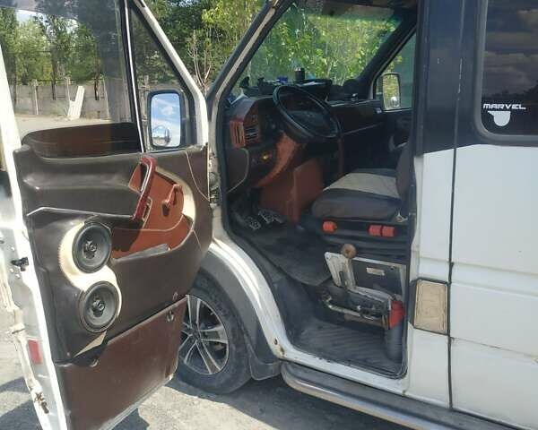 Белый Мерседес Sprinter, объемом двигателя 2.9 л и пробегом 350 тыс. км за 6000 $, фото 14 на Automoto.ua