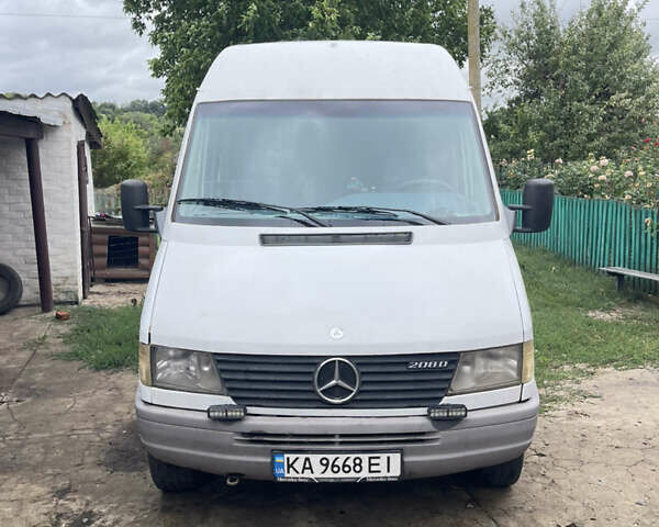 Белый Мерседес Sprinter, объемом двигателя 2.3 л и пробегом 312 тыс. км за 5100 $, фото 1 на Automoto.ua