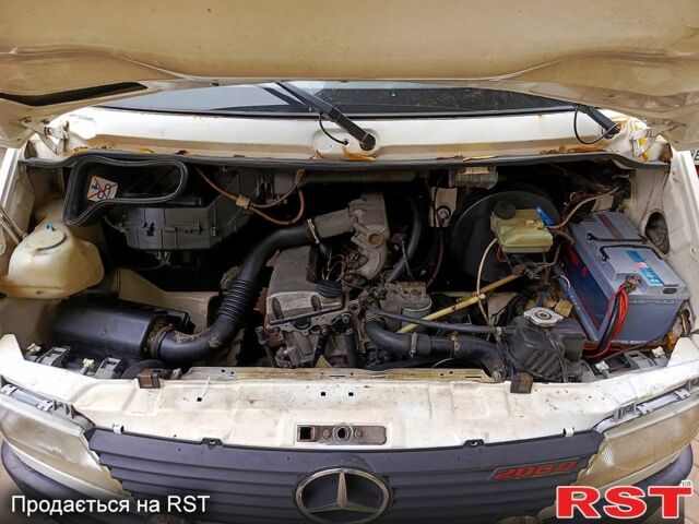 Белый Мерседес Sprinter, объемом двигателя 2.3 л и пробегом 510 тыс. км за 3999 $, фото 4 на Automoto.ua