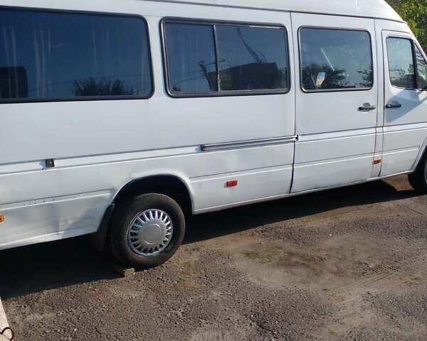 Белый Мерседес Sprinter, объемом двигателя 2.3 л и пробегом 450 тыс. км за 3999 $, фото 2 на Automoto.ua