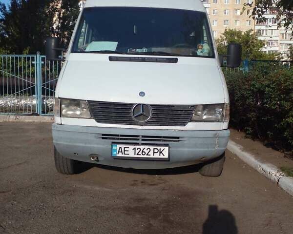 Белый Мерседес Sprinter, объемом двигателя 2.3 л и пробегом 450 тыс. км за 3999 $, фото 3 на Automoto.ua