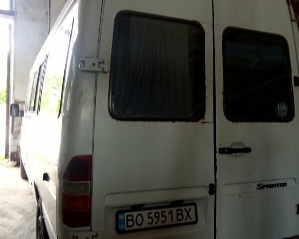 Белый Мерседес Sprinter, объемом двигателя 2.9 л и пробегом 350 тыс. км за 6000 $, фото 1 на Automoto.ua