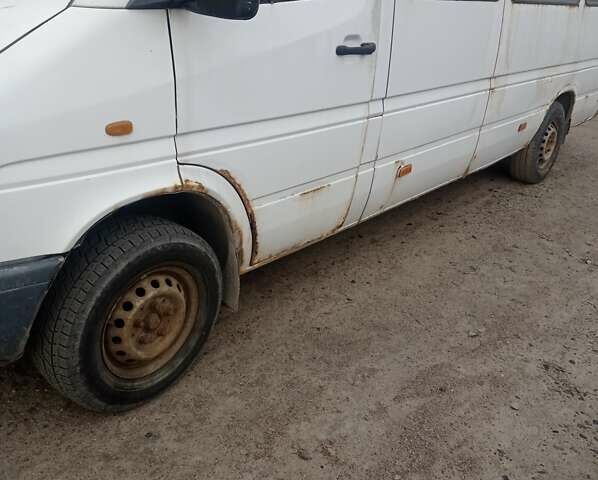 Белый Мерседес Sprinter, объемом двигателя 2.87 л и пробегом 480 тыс. км за 3500 $, фото 3 на Automoto.ua