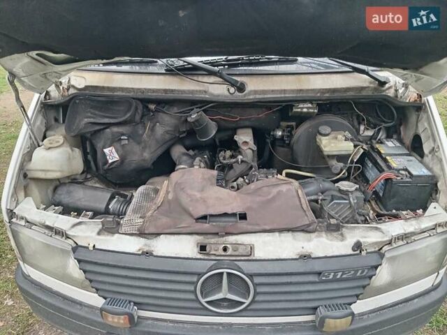 Белый Мерседес Sprinter, объемом двигателя 2.9 л и пробегом 500 тыс. км за 6500 $, фото 4 на Automoto.ua