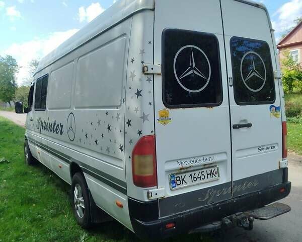 Белый Мерседес Sprinter, объемом двигателя 0 л и пробегом 284 тыс. км за 8500 $, фото 4 на Automoto.ua