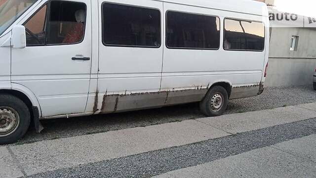 Белый Мерседес Sprinter, объемом двигателя 2.9 л и пробегом 450 тыс. км за 4500 $, фото 1 на Automoto.ua