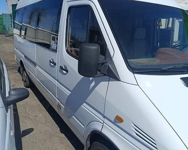 Белый Мерседес Sprinter, объемом двигателя 2.1 л и пробегом 300 тыс. км за 11200 $, фото 1 на Automoto.ua