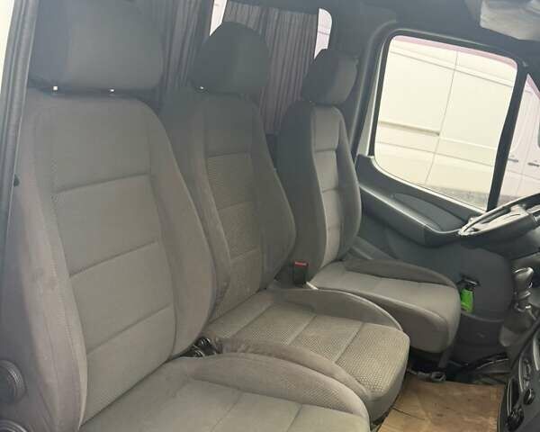 Белый Мерседес Sprinter, объемом двигателя 2.69 л и пробегом 390 тыс. км за 8600 $, фото 3 на Automoto.ua