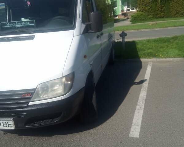 Белый Мерседес Sprinter, объемом двигателя 2.2 л и пробегом 280 тыс. км за 9000 $, фото 3 на Automoto.ua