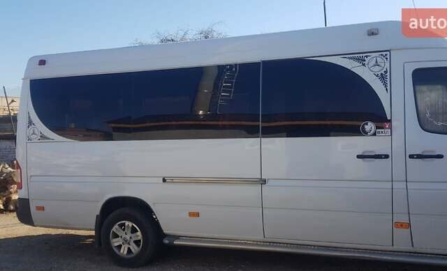 Белый Мерседес Sprinter, объемом двигателя 2.9 л и пробегом 400 тыс. км за 9000 $, фото 2 на Automoto.ua