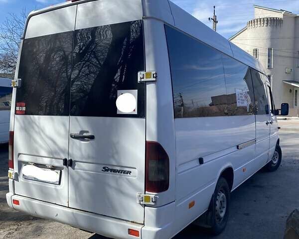 Белый Мерседес Sprinter, объемом двигателя 2.1 л и пробегом 405 тыс. км за 9500 $, фото 3 на Automoto.ua