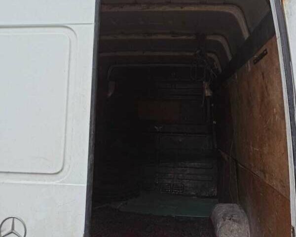 Белый Мерседес Sprinter, объемом двигателя 2.9 л и пробегом 500 тыс. км за 3500 $, фото 2 на Automoto.ua