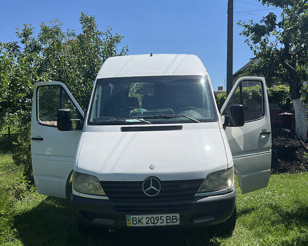 Белый Мерседес Sprinter, объемом двигателя 2.2 л и пробегом 100 тыс. км за 7000 $, фото 2 на Automoto.ua