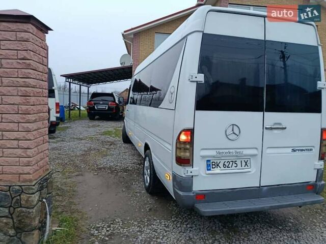 Белый Мерседес Sprinter, объемом двигателя 2.2 л и пробегом 530 тыс. км за 9000 $, фото 4 на Automoto.ua