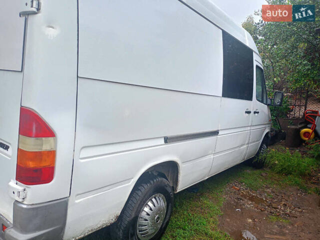 Белый Мерседес Sprinter, объемом двигателя 2.2 л и пробегом 552 тыс. км за 6700 $, фото 2 на Automoto.ua