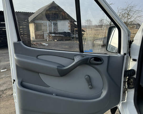 Белый Мерседес Sprinter, объемом двигателя 2.7 л и пробегом 593 тыс. км за 12500 $, фото 13 на Automoto.ua