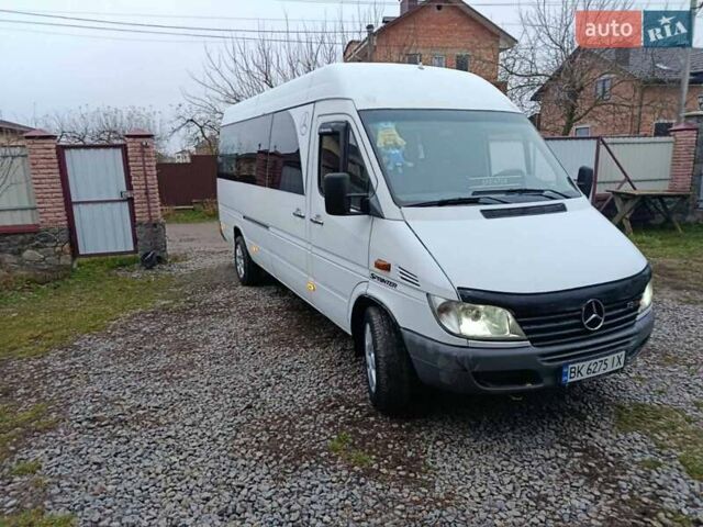 Белый Мерседес Sprinter, объемом двигателя 2.2 л и пробегом 530 тыс. км за 9000 $, фото 1 на Automoto.ua