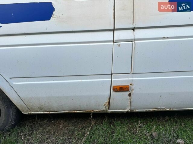 Белый Мерседес Sprinter, объемом двигателя 2.3 л и пробегом 700 тыс. км за 5000 $, фото 2 на Automoto.ua
