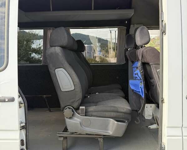 Белый Мерседес Sprinter, объемом двигателя 2.69 л и пробегом 700 тыс. км за 6000 $, фото 10 на Automoto.ua