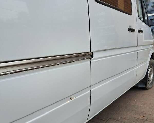 Белый Мерседес Sprinter, объемом двигателя 2.69 л и пробегом 580 тыс. км за 7700 $, фото 3 на Automoto.ua