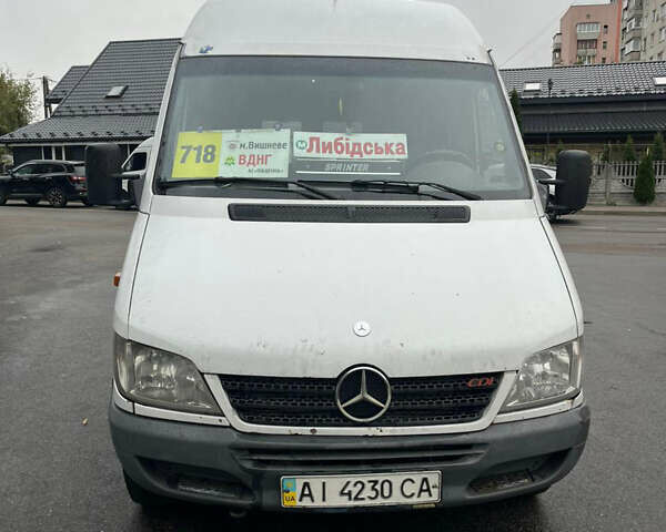 Белый Мерседес Sprinter, объемом двигателя 2.15 л и пробегом 800 тыс. км за 9500 $, фото 2 на Automoto.ua