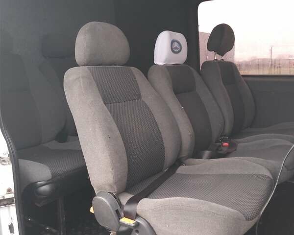 Белый Мерседес Sprinter, объемом двигателя 2.2 л и пробегом 500 тыс. км за 11000 $, фото 3 на Automoto.ua