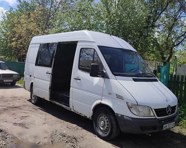 Белый Мерседес Sprinter, объемом двигателя 2.2 л и пробегом 391 тыс. км за 6000 $, фото 1 на Automoto.ua