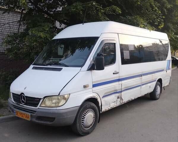 Белый Мерседес Sprinter, объемом двигателя 2.2 л и пробегом 300 тыс. км за 4000 $, фото 1 на Automoto.ua