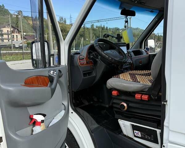 Белый Мерседес Sprinter, объемом двигателя 2.69 л и пробегом 700 тыс. км за 6000 $, фото 9 на Automoto.ua