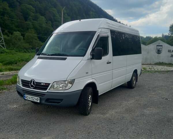 Белый Мерседес Sprinter, объемом двигателя 2.15 л и пробегом 700 тыс. км за 8300 $, фото 5 на Automoto.ua