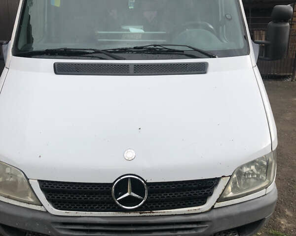Белый Мерседес Sprinter, объемом двигателя 2.2 л и пробегом 587 тыс. км за 6200 $, фото 3 на Automoto.ua
